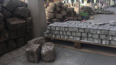 У центрі Одеси бульдозером прибрали бруківку. Замовник робіт обіцяє, що все повернуть на місце У центрі Одеси бульдозером прибрали бруківку. Замовник робіт обіцяє, що все повернуть на місце
