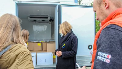 Віденські волонтери передали для українських військових 11 тисяч доз вакцин від правця Віденські волонтери передали для українських військових 11 тисяч доз вакцин від правця