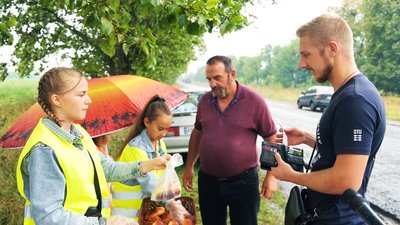 На Вінниччині діти збирають гроші для ЗСУ, торгуючи на трасі напоями та випічкою І МАЙБУТНЄ НЕЗАЛЕЖНОСТІ