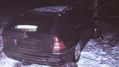 На Житомирщині вантажівка згубила колесо, яке влетіло в легковик, що з'їхав у кювет На Житомирщині вантажівка згубила колесо, яке влетіло в легковик, що з'їхав у кювет