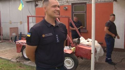 Черкаські пожежники майструють свій автомобіль до фестивалю "Крутий спуск" Черкаські пожежники майструють свій автомобіль до фестивалю "Крутий спуск"