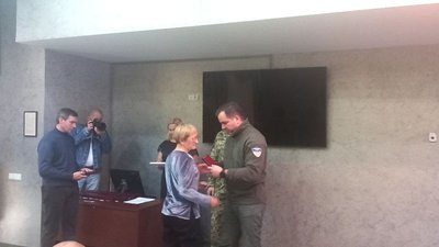 “Нас врятувала, а сама загинула”. У Сумах посмертно нагородили військових “Нас врятувала, а сама загинула”. У Сумах посмертно нагородили військових