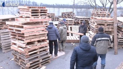 Черкаські волонтери відвезли на Схід дерев'яні піддони Черкаські волонтери відвезли на Схід дерев'яні піддони
