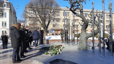 У Вінниці до роковин розстрілів на Майдані вшанували загиблих Героїв Небесної сотні У Вінниці до роковин розстрілів на Майдані вшанували загиблих Героїв Небесної сотні