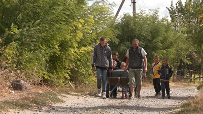 Селяни змушені ходити по воду за кількасот метрів від своїх будинків Селяни змушені ходити по воду за кількасот метрів від своїх будинків