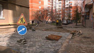 "Ні пройти ні проїхати". В Івано-Франківській громаді у 2023 році відремонтують дев'ять дворів "Ні пройти ні проїхати". В Івано-Франківській громаді у 2023 році відремонтують дев'ять дворів