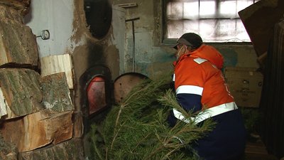 Тут їх кладуть в піч