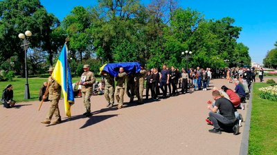 У Чернігові в останню путь провели військовослужбовця Олександра Музику У Чернігові в останню путь провели військовослужбовця Олександра Музику