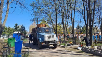 Щодня вивозять по вісім вантажівок сміття. У Кропивницькому прибирають на цвинтарях перед Великоднем Щодня вивозять по вісім вантажівок сміття. У Кропивницькому прибирають на цвинтарях перед Великоднем