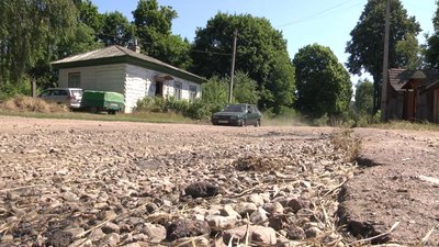 Через розбиту дорогу не ходять автобуси: на Новгород-Сіверщині відремонтують дорогу до Об’єднаного Через розбиту дорогу не ходять автобуси: на Новгород-Сіверщині відремонтують дорогу до Об’єднаного