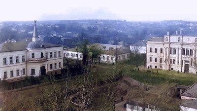 Вид на вулицю Магістратську у Чернігові у 1903-1904 роках: зліва міська дума, справа банк, а в нижньому правому кутку театр