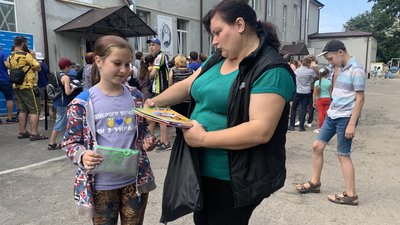 У Тернополі діти отримали від "Карітасу" шкільні портфелики У Тернополі діти отримали від "Карітасу" шкільні портфелики