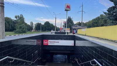На станції метро "Армійська" замінюють золоті зірки на герби України та Харкова На станції метро "Армійська" замінюють золоті зірки на герби України та Харкова