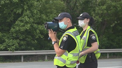 Тернопільські патрульні почали фіксувати швидкість за допомогою TruCam у місті — репортаж Тернопільські патрульні почали фіксувати швидкість за допомогою TruCam у місті — репортаж