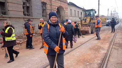 Комунальниця з розбитого Салтівського депо, яка прибирає на місцях влучань РФ: "Харків'яни, не падайте духом"