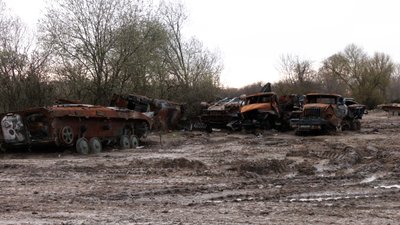 Відбирали лопати в місцевих, щоб вирити окопи: місяць російської окупації у Вишневому Відбирали лопати в місцевих, щоб вирити окопи: місяць російської окупації у Вишневому