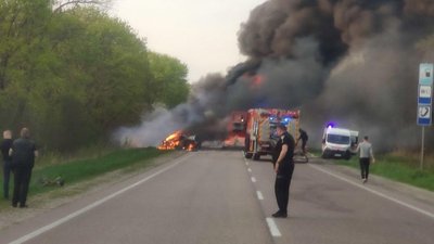 На Рівненщині зіткнулись автобус і бензовоз, загинули 26 людей