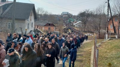 На Тернопільщині попрощалися із загиблим бійцем Романом Лебухорським На Тернопільщині попрощалися із загиблим бійцем Романом Лебухорським
