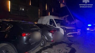 Фото з місця аварії, яка трапилася 5 липня у Чернівцях на вулиці Буковинській