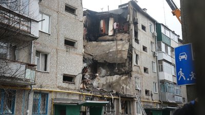 У Сумах рятувальники другий день розбирають завали у будинку, куди влучив "шахед"