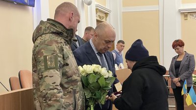У Полтаві сім’ям загиблих воїнів передали ордени У Полтаві сім’ям загиблих воїнів передали ордени