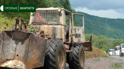 Рух транспорту частково обмежили біля села Кам'яниця на Ужгородщині через обрізку дерев Рух транспорту частково обмежили біля села Кам'яниця на Ужгородщині через обрізку дерев