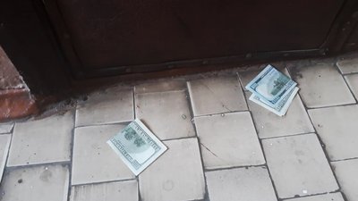 За 300 доларів працівник військкомату мав вплинути на рішення комісії. Фото: військова прокуратура Західного регіону України За 300 доларів працівник військкомату мав вплинути на рішення комісії. Фото: військова прокуратура Західного регіону України