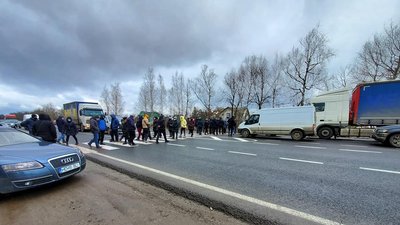 На Прикарпатті підприємці перекрили трасу Н-10. Вимагають скасувати карантинні обмеження