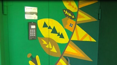 У місті на Волині жителі будинку розмалювали під'їзд, щоб зекономити на ремонті фасаду У місті на Волині жителі будинку розмалювали під'їзд, щоб зекономити на ремонті фасаду