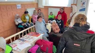 З-під обстрілів до санаторіїв Івано-Франківщини. Як евакуюють дітей з небезпечних районів Херсона і передмістя З-під обстрілів до санаторіїв Івано-Франківщини. Як евакуюють дітей з небезпечних районів Херсона і передмістя