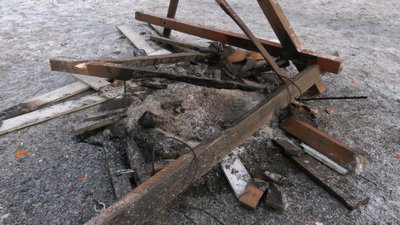 У рекреаційному пункті на Волині невідомі спалили дитячу гойдалку та зруйнували паркан У рекреаційному пункті на Волині невідомі спалили дитячу гойдалку та зруйнували паркан