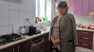 У селі поблизу Житомира родина священника на власному обійсті прихистила три сім'ї переселенців У селі поблизу Житомира родина священника на власному обійсті прихистила три сім'ї переселенців