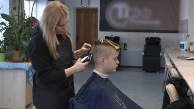 У Черкасах безплатно роблять зачіски переселенцям