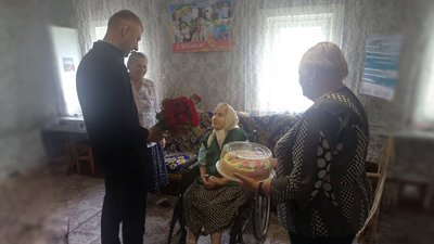 104-річна Любов Ярмоленко з Чернігівщини приймає вітання