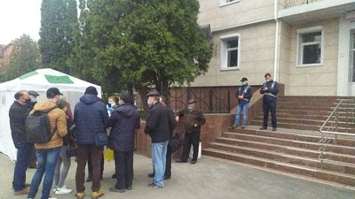 У Кропивницькому біля обласної прокуратури мітингували більше десятка людей