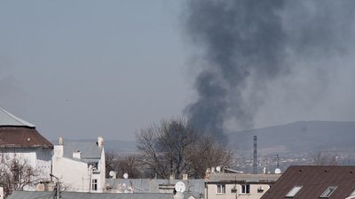 У Чернівцях на одній із вулиць горять автомобільні шини У Чернівцях на одній із вулиць горять автомобільні шини
