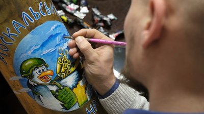 Гроші передають ЗСУ: у Вінниці викладач історії разом з учнями розписує гільзи від зброї Гроші передають ЗСУ: у Вінниці викладач історії разом з учнями розписує гільзи від зброї