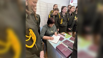Волинська поетеса презентувала нову збірку "Лінії оборони" у Луцьку Волинська поетеса презентувала нову збірку "Лінії оборони" у Луцьку