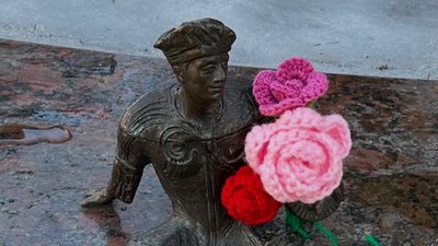 Змінили теплі шапки на квіти: у Луцьку оновили прикраси для фігур кликунів Змінили теплі шапки на квіти: у Луцьку оновили прикраси для фігур кликунів