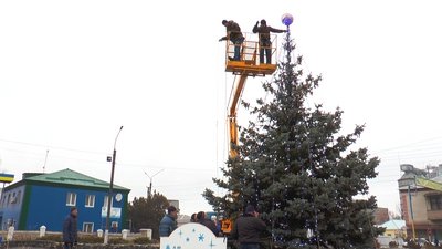 У Сватовому прикрасили головну ялинку міста У Сватовому прикрасили головну ялинку міста