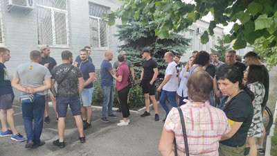 Принесли книжки та лопату: під СІЗО у Черкасах відбулася акція протесту