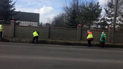 Очищають від сміття узбіччя доріг: у Луцьку триває санітарне прибирання міста Очищають від сміття узбіччя доріг: у Луцьку триває санітарне прибирання міста