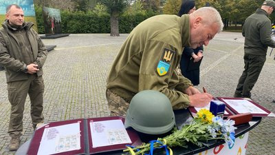 У Дніпрі погасили нову марку "Слава ЗСУ" від "Укрпошти"