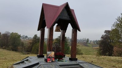 На Житомирщині підняли прапори над стародавнім козацьким курганом На Житомирщині підняли прапори над стародавнім козацьким курганом
