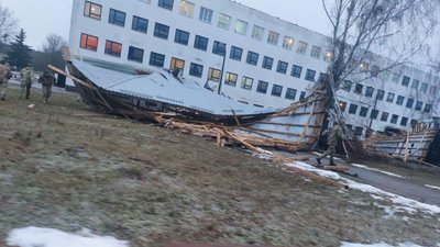 Повалені дерева, зірвані дахи та відключення світла: на Чернігівщині сильний вітер Повалені дерева, зірвані дахи та відключення світла: на Чернігівщині сильний вітер
