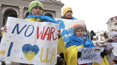 “Хочу слухати казки, а не сирени!”: як у Рівному мами з дітьми акцію влаштували