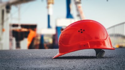 У Запоріжжі будівельник зірвався з даху гуртожитку і загинув