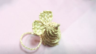 Житомирська майстриня Анна Івченко вчить дітей робити новорічні іграшки з соломи