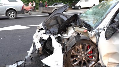 Передня частина автівки зім'ялася повністю. Фото: ГУ Нацполіції у Хмельницькій області. Передня частина автівки зім'ялася повністю. Фото: ГУ Нацполіції у Хмельницькій області.
