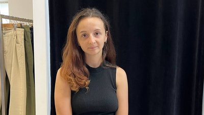 Жінка на благодійній акції Жінка на благодійній акції